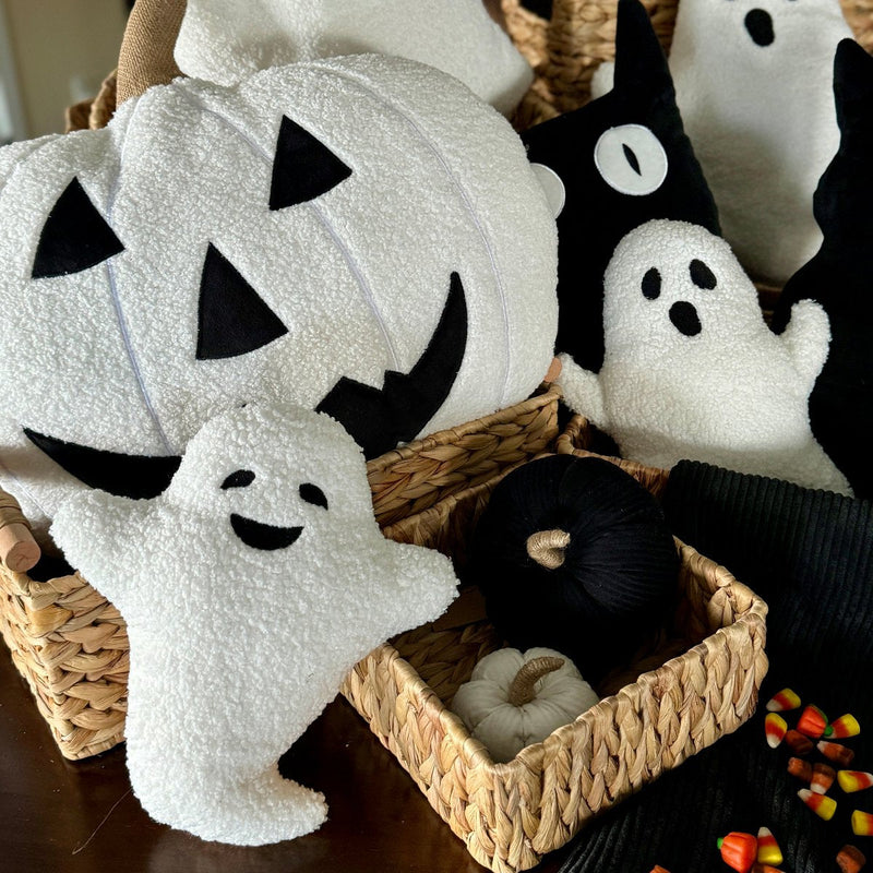 CF-3397 - Sherpa Ghost w/ Tail Pillow